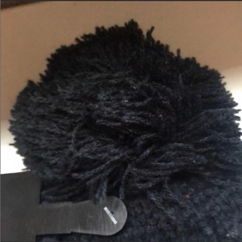 New Sonoma Set Of Black Beanie Hat and Black Fleece Lined Gloves - Picture 4 of 8